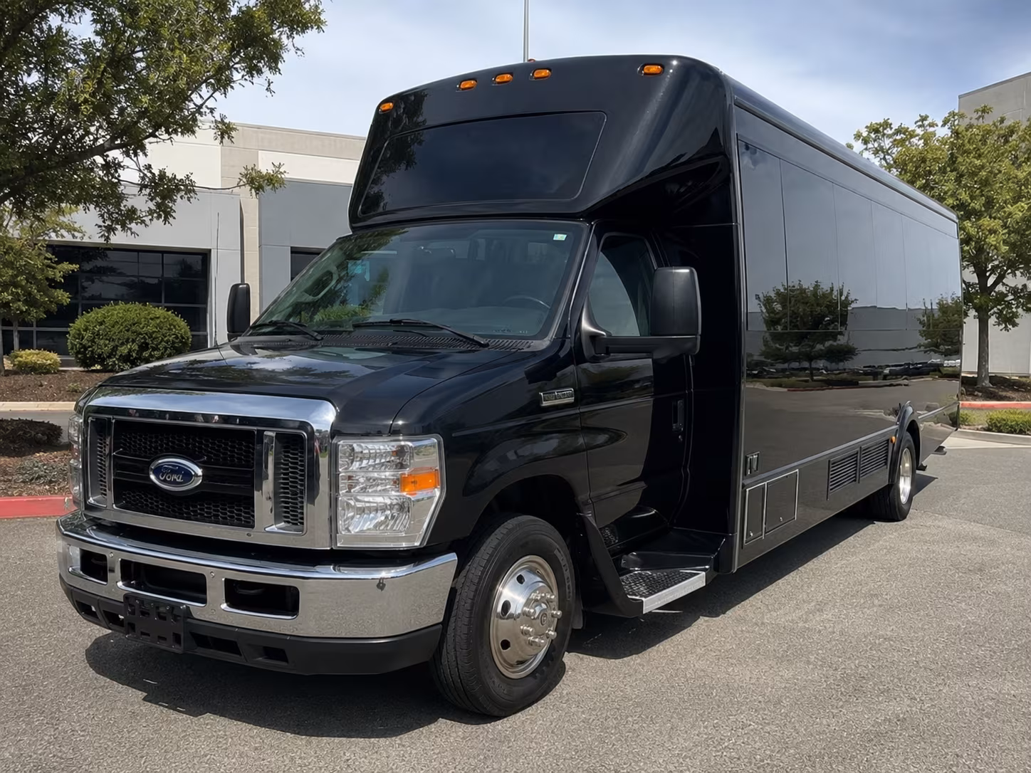 25 Passenger Party Bus Exterior
